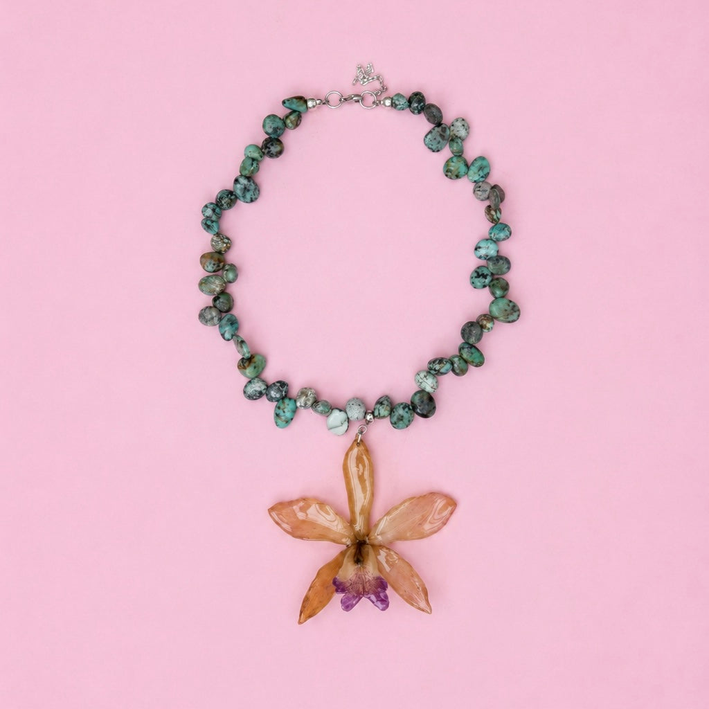Collar Orquídea Cattleya con piedras color esmeraldas Naturales
